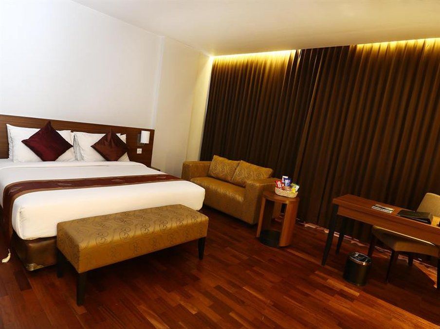 Grand Cakra Hotel Malang Exterior foto